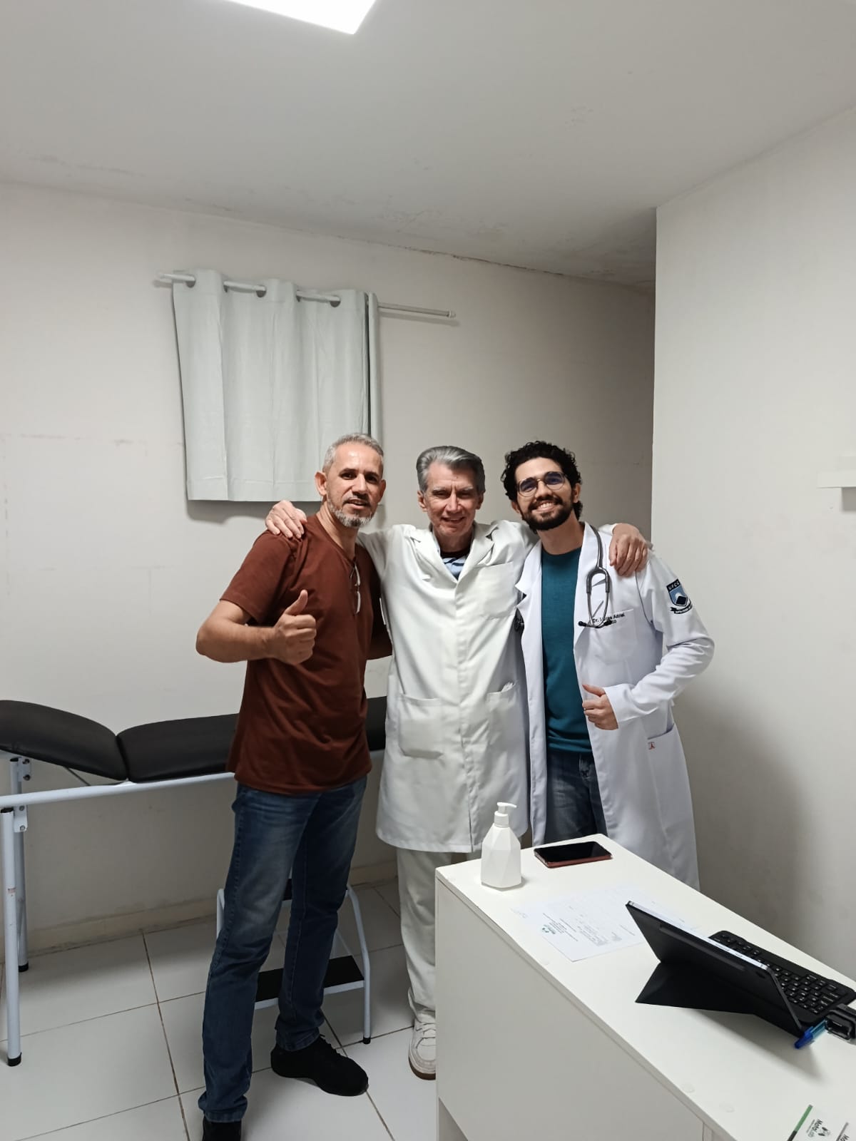 Equipe médica MotaLab reunida no consultório
